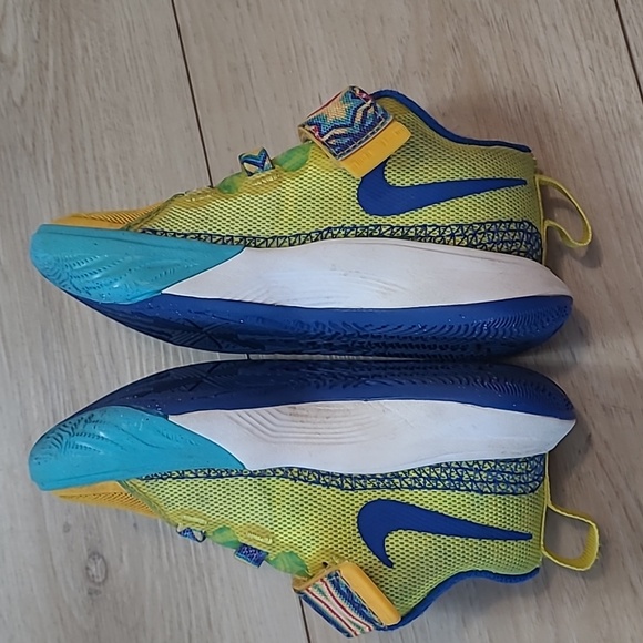 Nike Kids Kyrie Flytraps Sneakers in Yellow and Blue 10.5 C - Picture 2 of 10